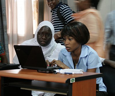 NSRC trained network engineer from Senegal helps at training session