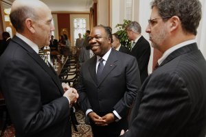 University of Oregon President Richard Lariviere (left) speaks with Gabon President Ali Bongo Ondimba (center) following a Washington, D.C., signing ceremony to establish a joint research center at the UO and in the west-central African nation of Gabon.