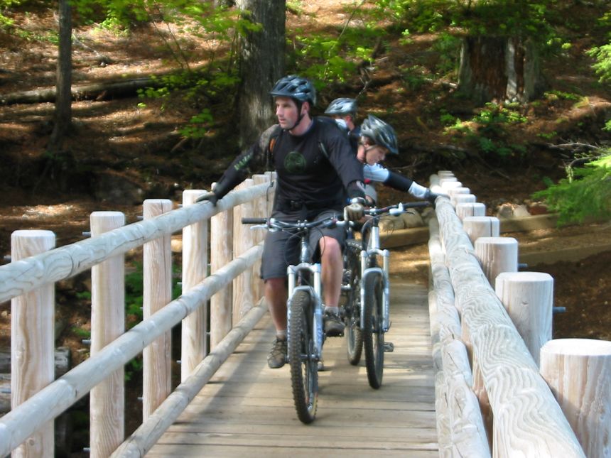 verfolgt von Mountain Bikern