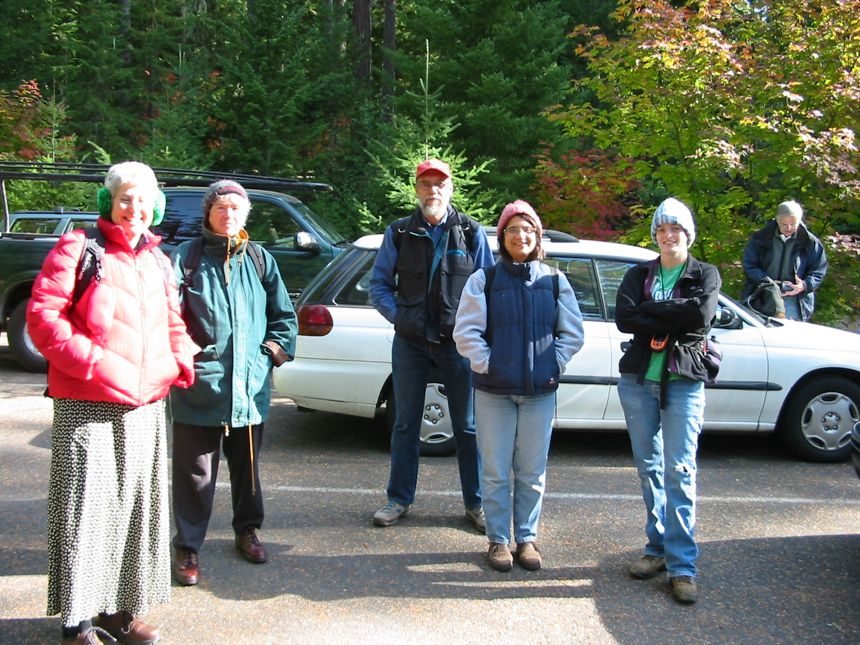 Auf dem Parkplatz im Coldwater Cove C.G., von L--->R: Janet, Renate, Chip, Pamela Endzweig, Pam Wolpert und Chris (ganz hinten)