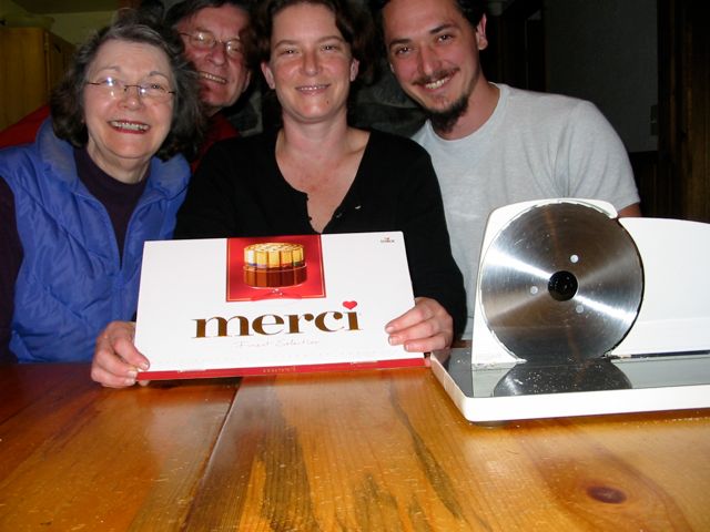 24. January 2006: Carol with husband Helmut, daughter Emily and de facto son-in-law Daniel Parrish at Odell Lake lodge (with chocolates and German bre