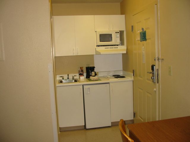 Kochnische mit el. Herd, Kühlschränkchen, Mikrowellenofen, etwas Geschirr