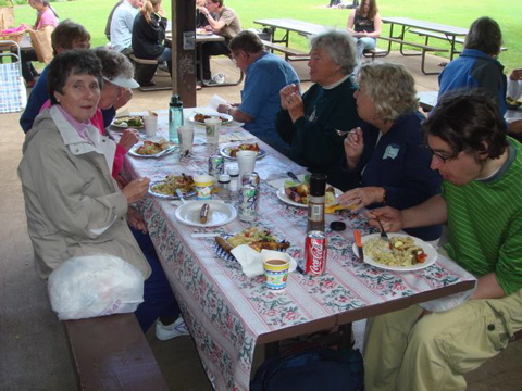 Kurt Moosbrugger photographiert seine Frau, die Ingrid (die ihn  anlächelt). Eins seiner 14 iPhotos vom Picknick.  