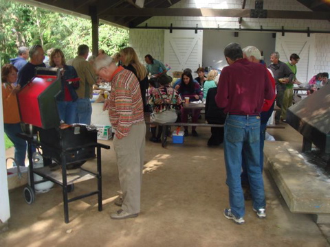 Links Wilson Mackenzie, rechts in blue jeans mit rotem Hemd Jeff welch, der extra aus Tualatin zu unserem Picknick kam