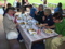 Kurt Moosbrugger photographiert seine Frau, die Ingrid (die ihn  anlächelt). Eins seiner 14 iPhotos vom Picknick.  