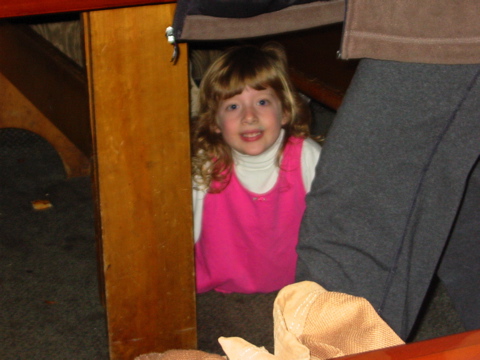Jocelyn, schon unter dem Tisch (dabei hatte sie noch gar nichts zu trinken gehabt)