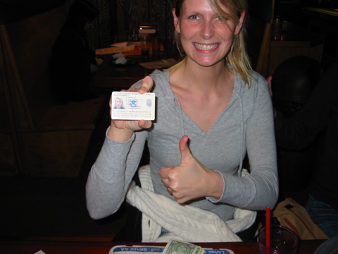 Marina Gross, mit ihrer neuen "Permanent Residence Card"