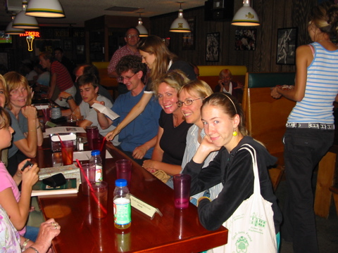 R: Angela Petty, Kathleen Petty, Monika Rauch, Caitlin Conley (stehend), David Reeb, Nathan Hanson, Rudi Rudolph (halb verdeckt von Nathan) 