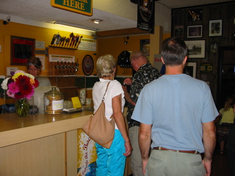 L-->R: Renate Mackenzie, Wilson Mackenzie (am Ausschank), Kevin Prier (Ruecken zur Kamera)