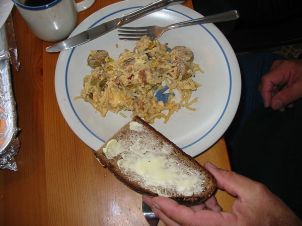 Ruehreier mit Spaghetti und Butterbrot