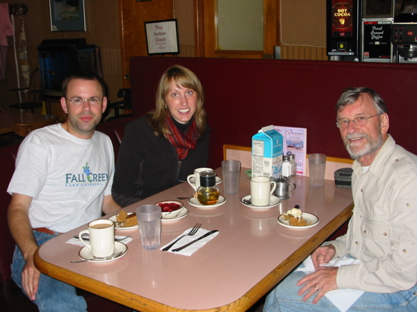 Boris, Amelie und ich aber machen Zwischenstation im Gingebread Village Restaurant fuer Kaffee und