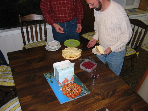 Kevin bewundert den K&auml;sekuchen von Rudis Frau Carrie