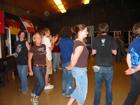 Doudlebska Polka: die Frauen umtanzen die M&auml;nner