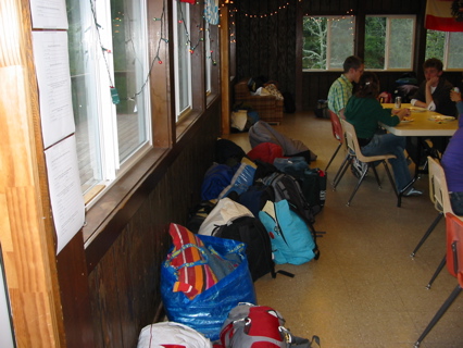 Schlafs&auml;cke gegen die Wand