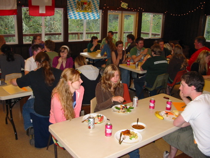 beim Abendessen (ein Potluck)