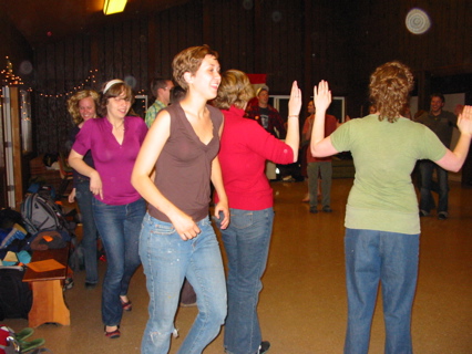 wo die Frauen die M&auml;nner umt&auml;nzeln