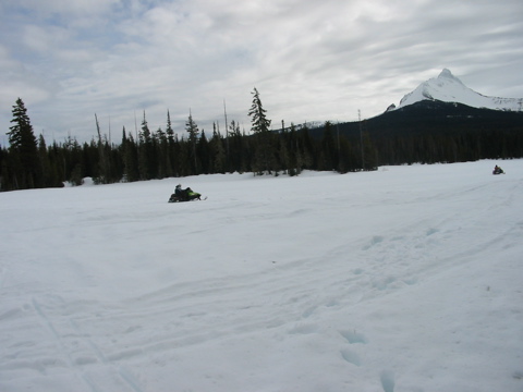 da brechen 2 snow mobiles die Stille