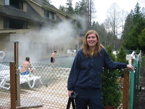 Isabelle vor dem heißen Pool (nächstes Mal will sie auch rein)