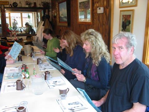 im Rustic Skillet: Steve, Monika, Isabelle, Jeannette und Jona