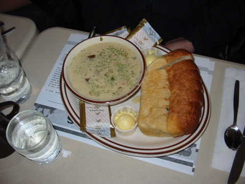 die Clam Chowder mit Brot hatte