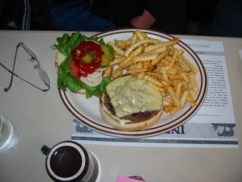 Monikas Cheeseburger mit pommes frites