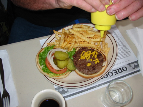 Steves hamburger mit pommes frites (und Senf)