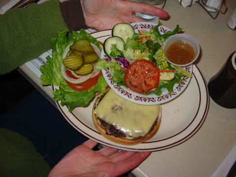 Ilonas cheeseburger mit Salat