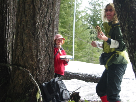 Stehimbiss (kein schneefreier Baumstamm zum Sitzen): links Irmgard, rechts Monika d.l.