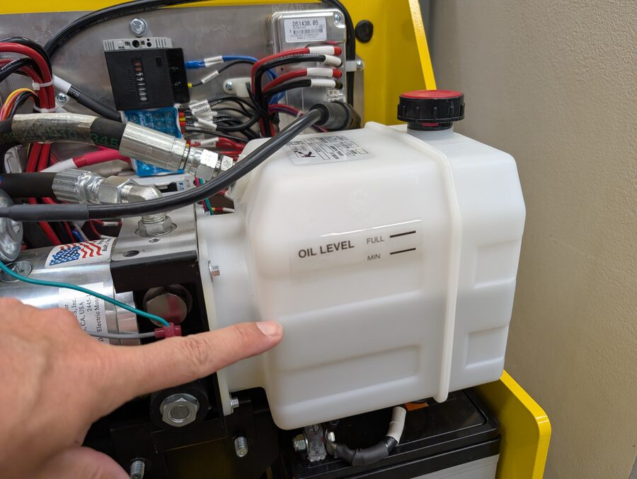 Photo 5: mast-lift hydraulic reservoir below MIN