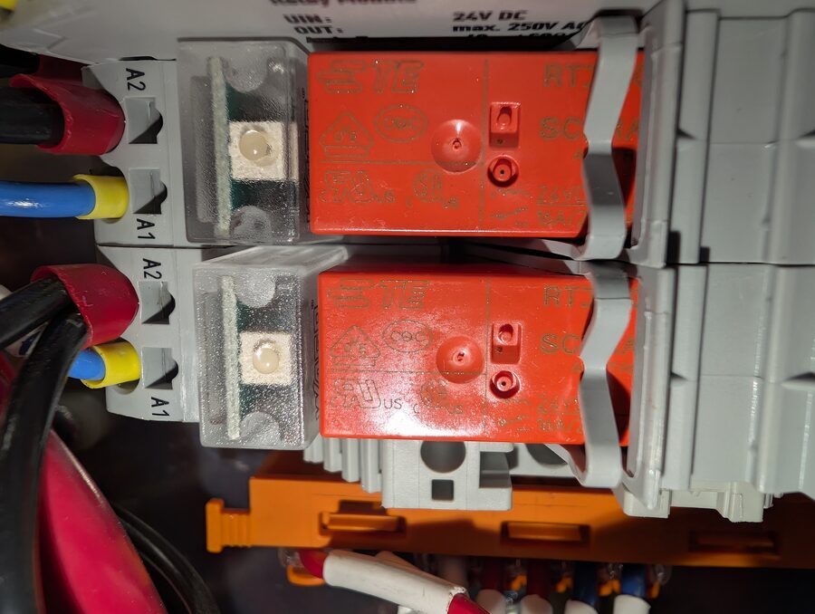 Photo 11: module label readable, 24V DC in, 250V AC out