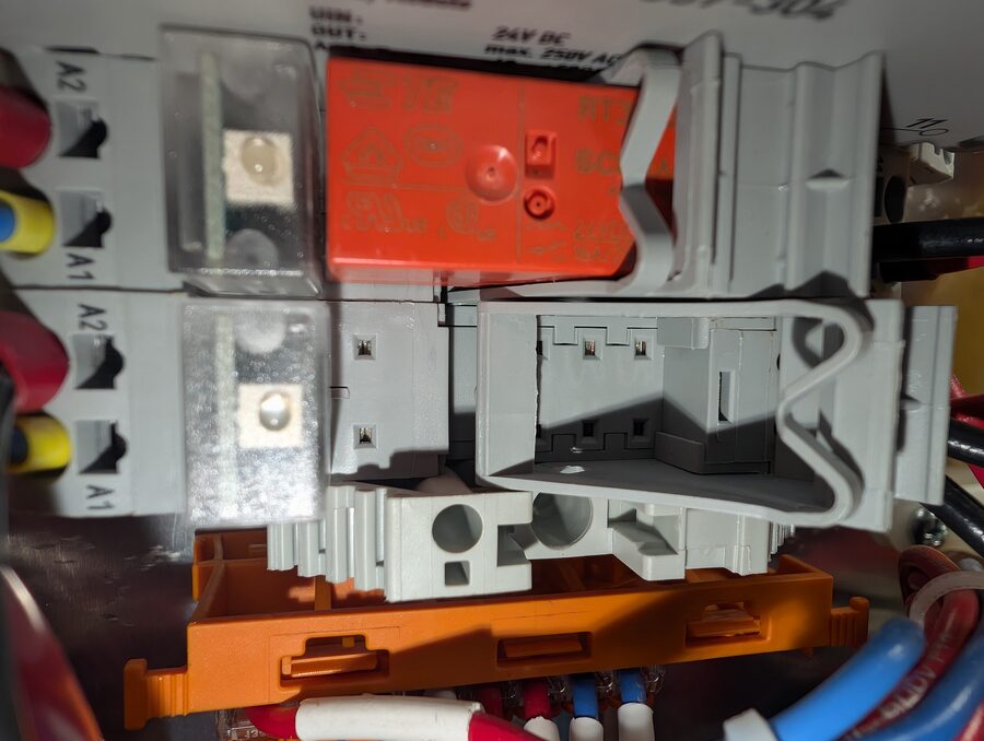 Photo 13: empty relay socket with ejector clip open