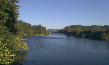 Picture of Willamette River by University of Oregon campus in August 2014