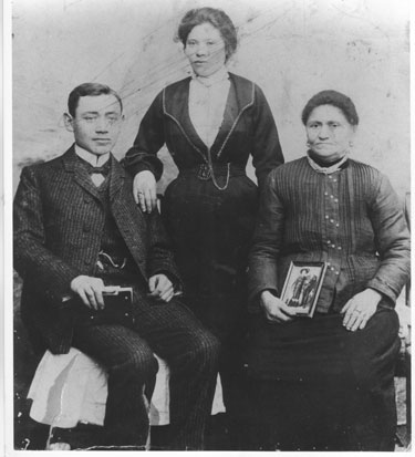 Yisroel Tsinkin (Isidore Shankin), his wife and mother Mir 1904