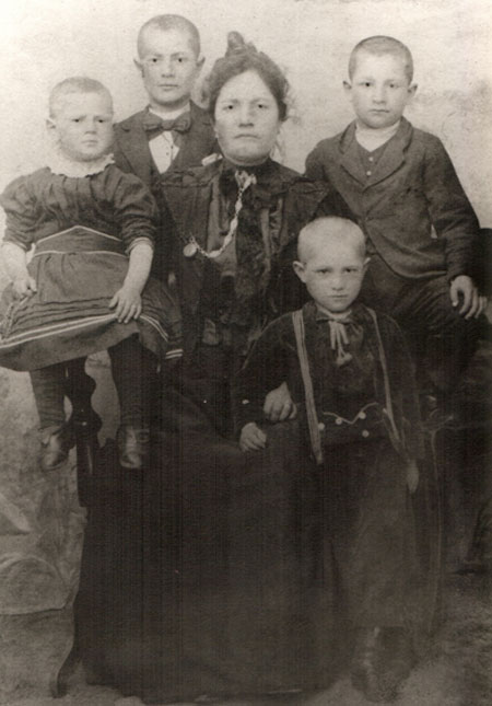 Rivka Mazurewitz and children