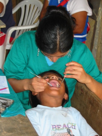 Children's Health diagnostic, dental exam. Photo: Sugiyama 2005.