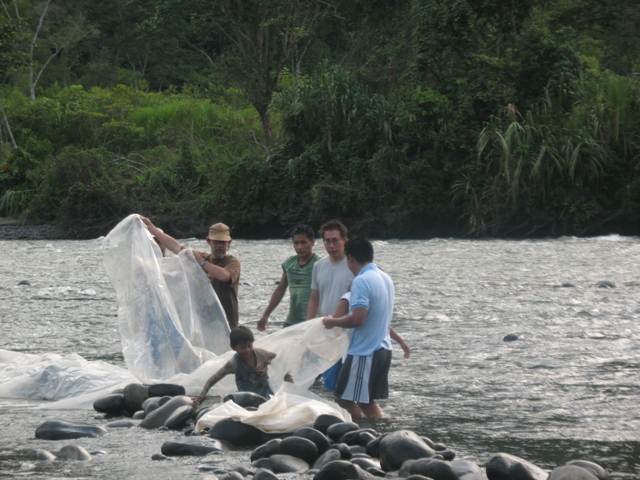 Participant observation: new Shuar fishing technology. Photo: Liebert 2009.