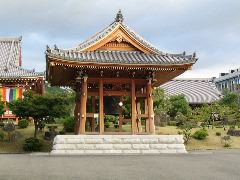 Chishaku-In shrine with bell.JPG